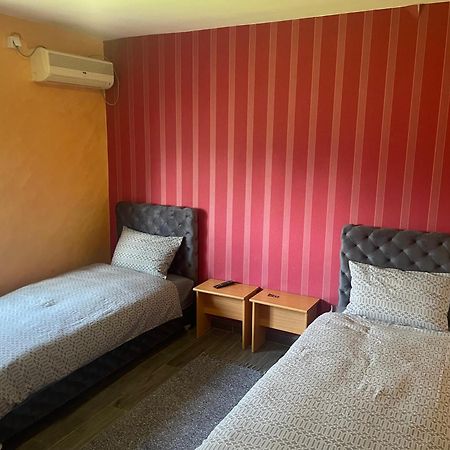 Hostel Grof Mrcajevci ภายนอก รูปภาพ