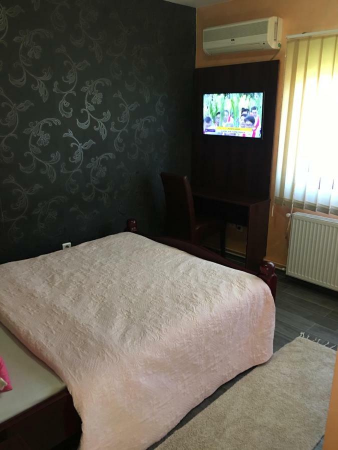 Hostel Grof Mrcajevci ภายนอก รูปภาพ