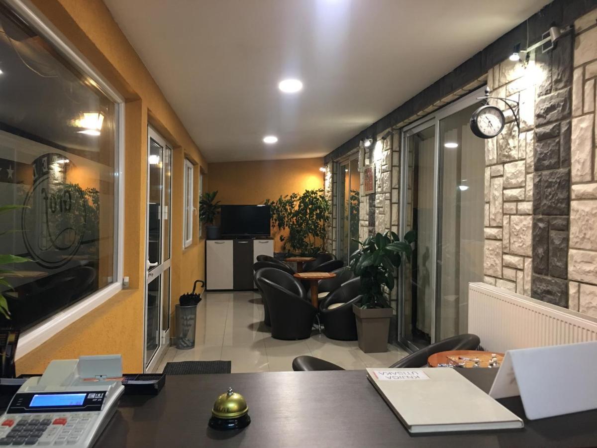 Hostel Grof Mrcajevci ภายนอก รูปภาพ